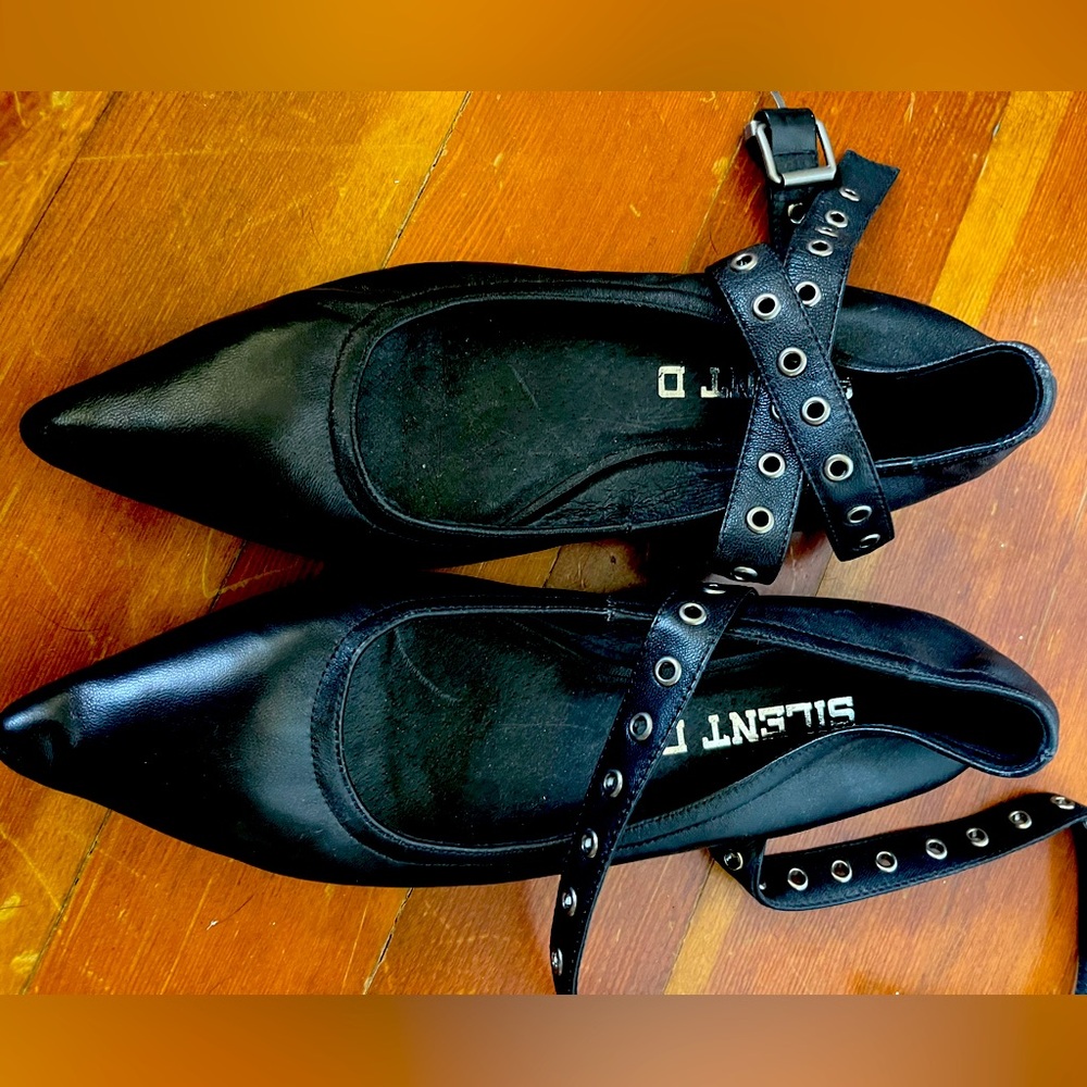 Flat ankle wrap shoes